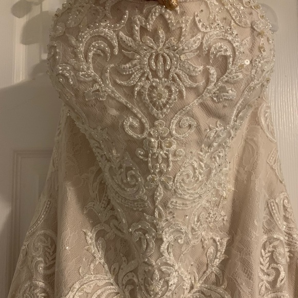 For Sale. Brand New Wedding Dress from David’s Bridal. Oleg Cassini Size 10US. - Picture 7 of 11